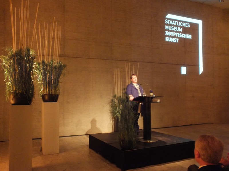 Die Direktorin des Museums Frau Dr. Sylvia Schoske eröfftet die Feierlichkeit mit ihrer Anspache www.muenchenfenster.de