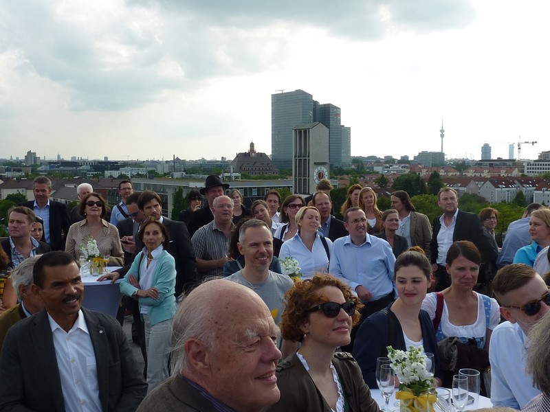 Die Gäste hören gespannt der Rede zum Richtfest auf der Dachterrasse zu www.muenchenfenster.de