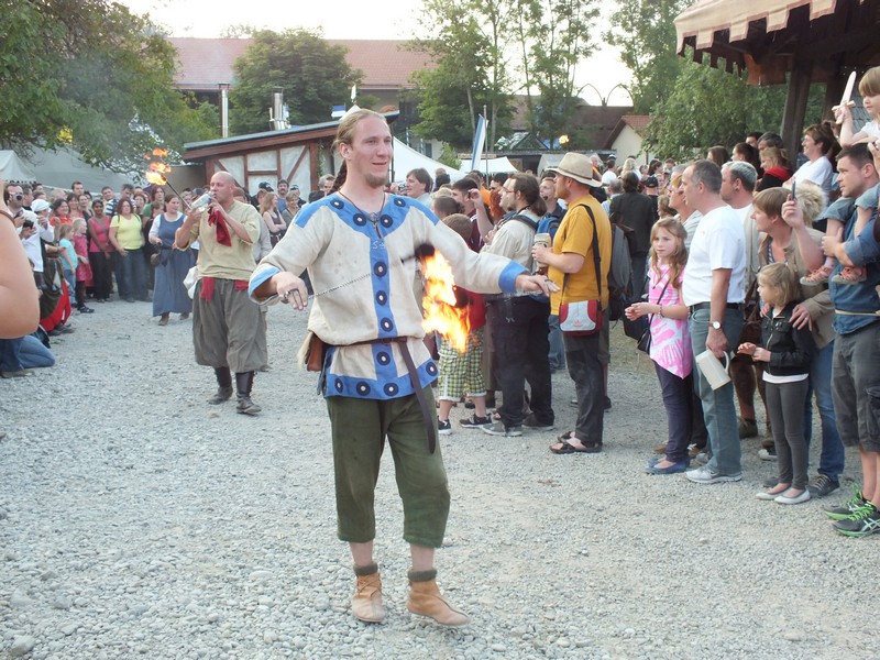 Ein Gaukler übt schon mal fuer die Nacht der Gaukler 2013 www.muenchenfenster.de