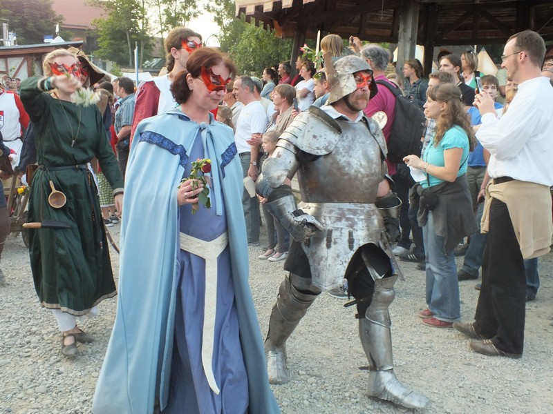 Burgfräulein mit Ritter gehen zur Nacht der Gaukler 2013 www.muenchenfenster.de