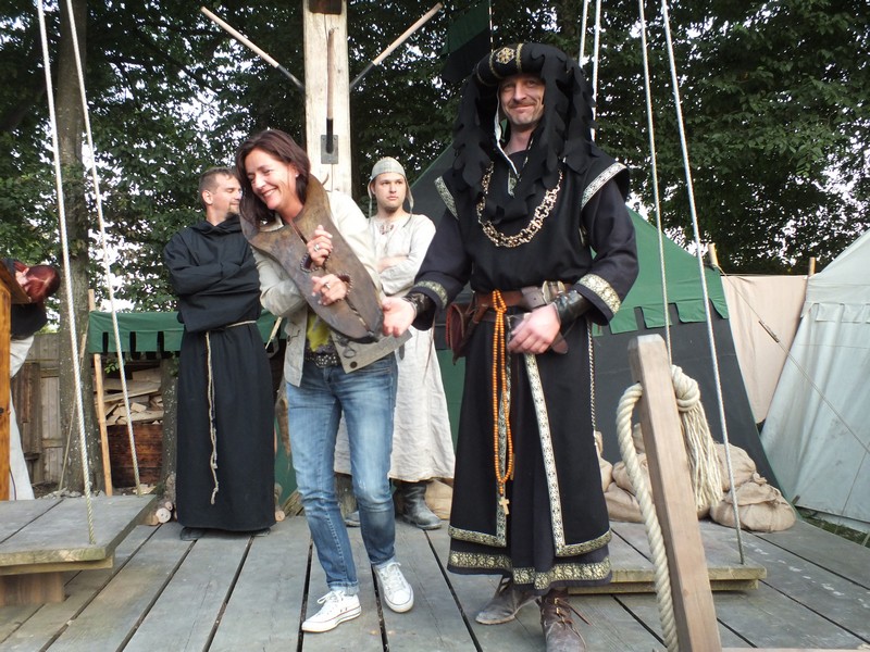 Dieses sündige Weib wird der Lüge und der Hexerei verdächtigt und wird nun befragt www.muenchenfenster.de