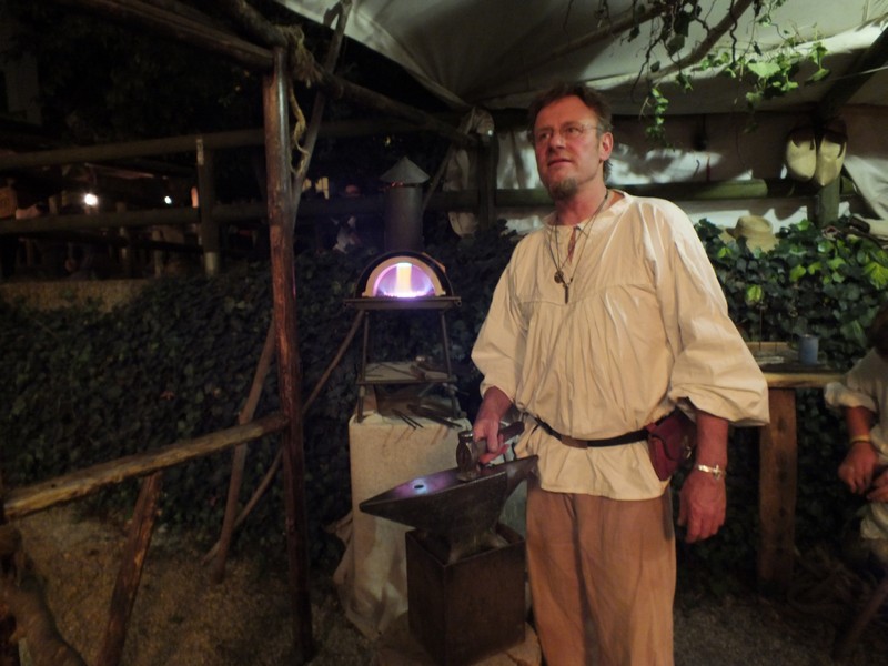 Edler Schmuck wird hier noch von Hand gefertigt www.muenchenfenster.de