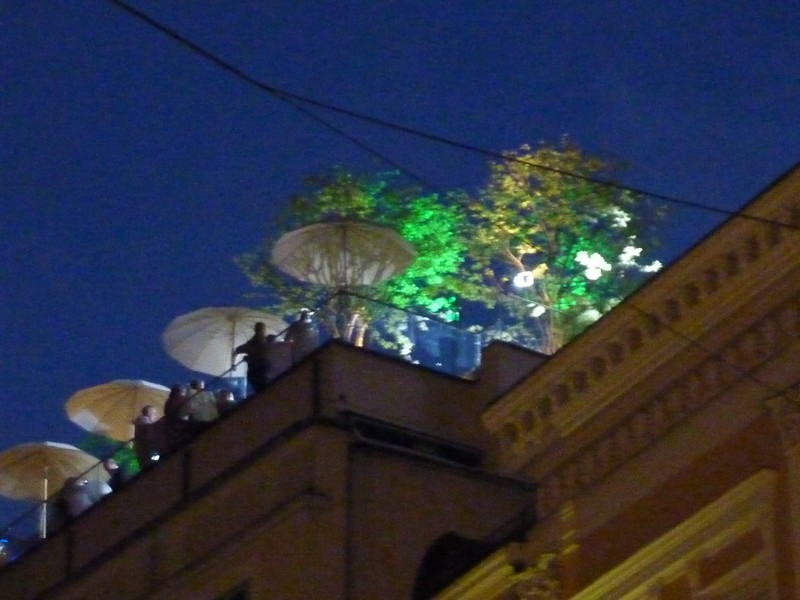 Hier oben ist die S-Klasse zu bewundern www.muenchenfenster.de