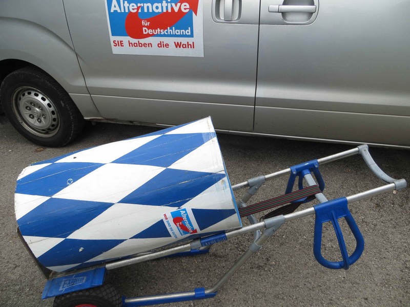 Ein Stück Maibaum auf dem Weg zur Entsorgung www.muenchenfesnster.de