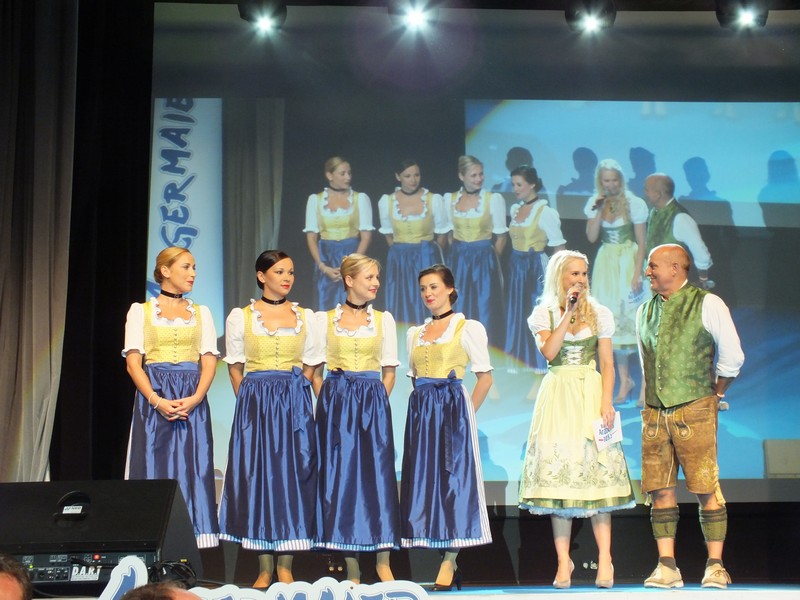 Flugbegleiterinnen der Lufthansa – ausgestattet von Angermaier Trachten www.muenchenfenster.de