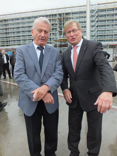 Links Architekt und Flughafenchef www.muenchenfenster.de