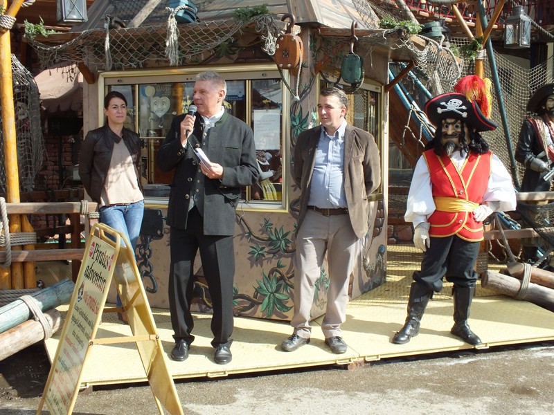 Dieter Reiter unter Aufsicht des Piraten auf der Wiesn 2013 www.muenchenfenster.de