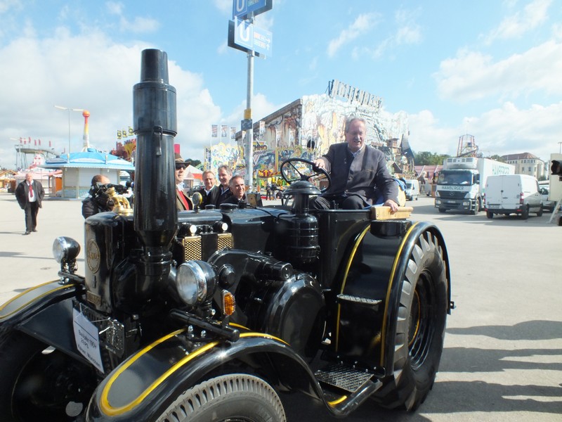 Resi i hol di mit dem Traktor ab nein Herr Ude zeigt die Oide Wiesn 2013 www.muenchenfenster.de