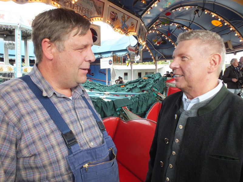 Dieter Reiter mit dem Besitzer der historischen Raupenbahn auf der oiden Wiesn 2013 www.muenchenfenster.de