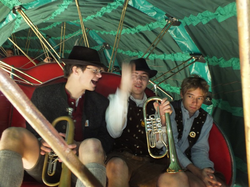 Wie beim Cabrio schliesst sich das Verdeck bei der Raupenbahn die Verliebten freuen sich www.muenchenfenster.de