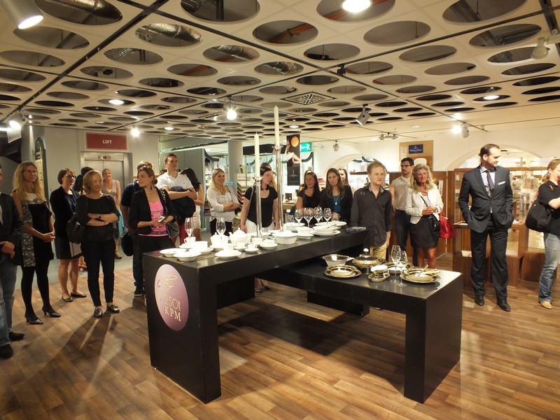 Ausstellungseröffnung der königlichen Porzellan-Manufaktur Berlin im Hause Kustermann