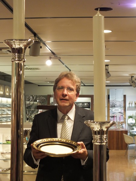 Jochen Rothauge (KPM) informiert über die Historie der königlichen Porzellan-Manufaktur