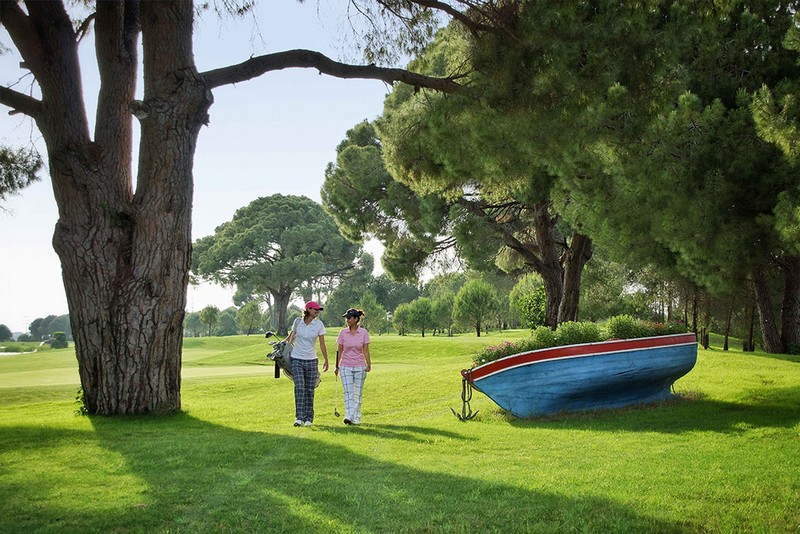 Gloria Golf mit Personen und das in der kalten Jahreszeit bei uns