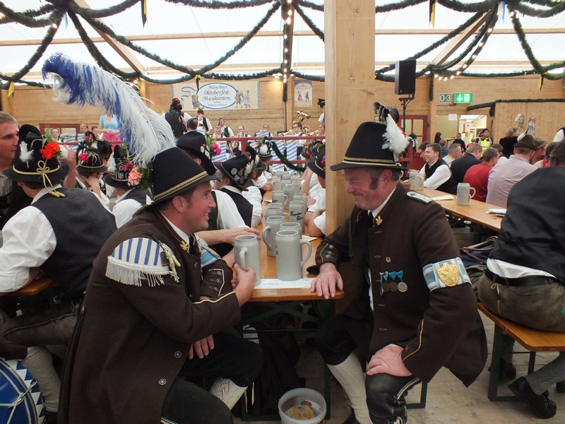 Noch ein paar Stunden die Oide Wiesn geniessen www.muenchenfenster.de