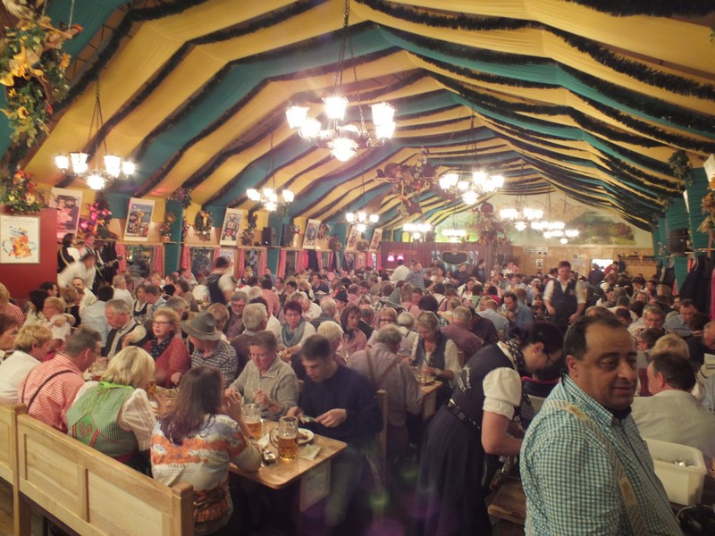 Noch voll bis zum Schluss die Wiesn 2013 www.muenchenfenster.de
