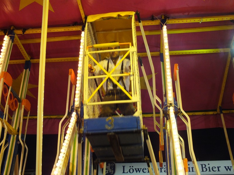 Noch mal richtig durchschaukeln kurz vor Wiesnschluss www.muenchenfenster.de