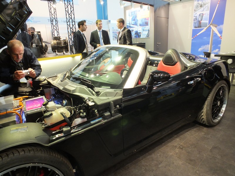 Ein normales Serienfahrzeug einfach auf ein eCar umbauen auf der eCarTec 2013 www.muenchenfenster.de