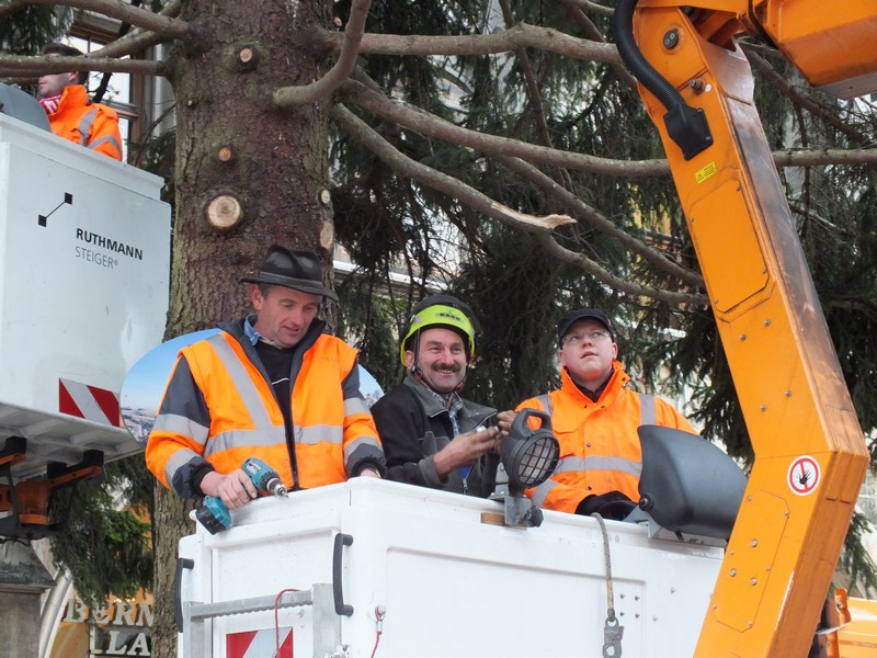 Arbeiten am Christbaum www.muenchenfenster.de
