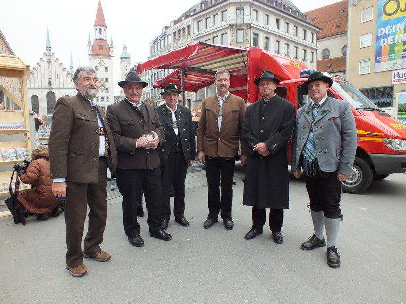 Die Herrn aus Bad Kohlgrub auf dem Marienplatz www.muenchenfenster.de
