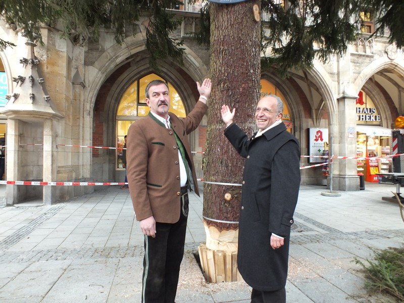 Links Anton Grandlfinger (zweiter Bürgermeister ) Gerald Tretter (Bürgermeister Bad Kohgrub) www.muenchenfenster.de