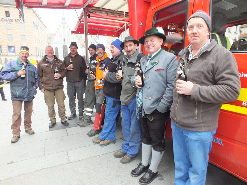 Die freiwillige Feuerwehr Bad Kohlgrub hilft beim Aufstellen des Christbaumes www.muenchenfenster.de
