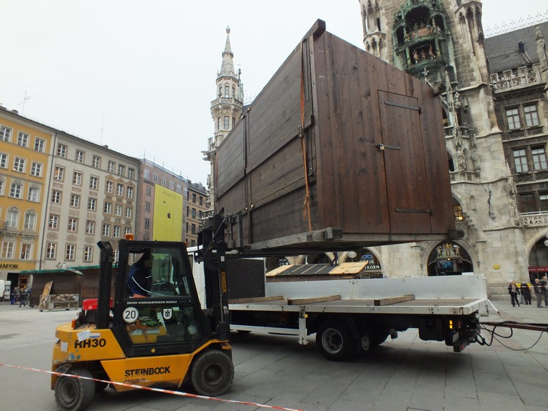 Mit dem Aufstellen des Christbaumes beginnt auch der Aufbau des Christkindelmarktes www.muencenfenster.de