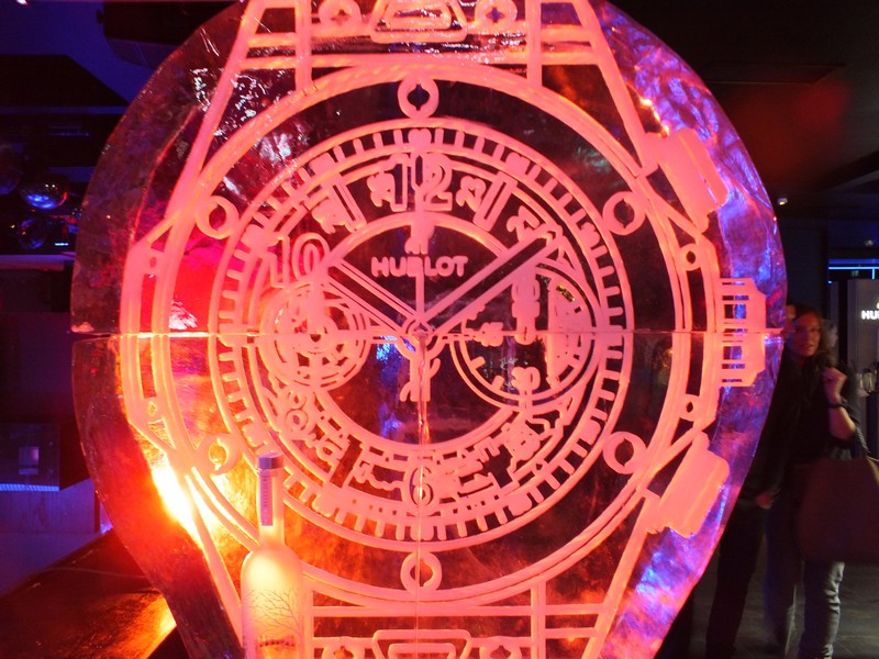 Der Vodka-Brunnen mit einer Eisskulptur im Hublot-Design www.muenchenfenster.de