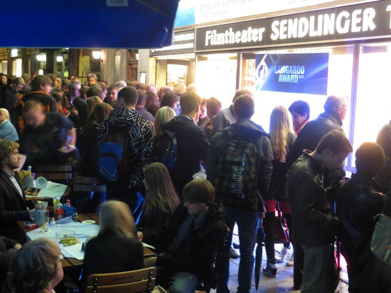 Schlange am Roten Teppich