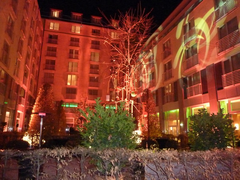 Der ansprechend neu gestaltete Aussenbereich des Le Méridien München. www.muenchenfenster.de