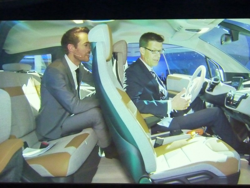 Im i3 haben 4 grosse Personen ausreichend Platz www.muenchenfenster.de