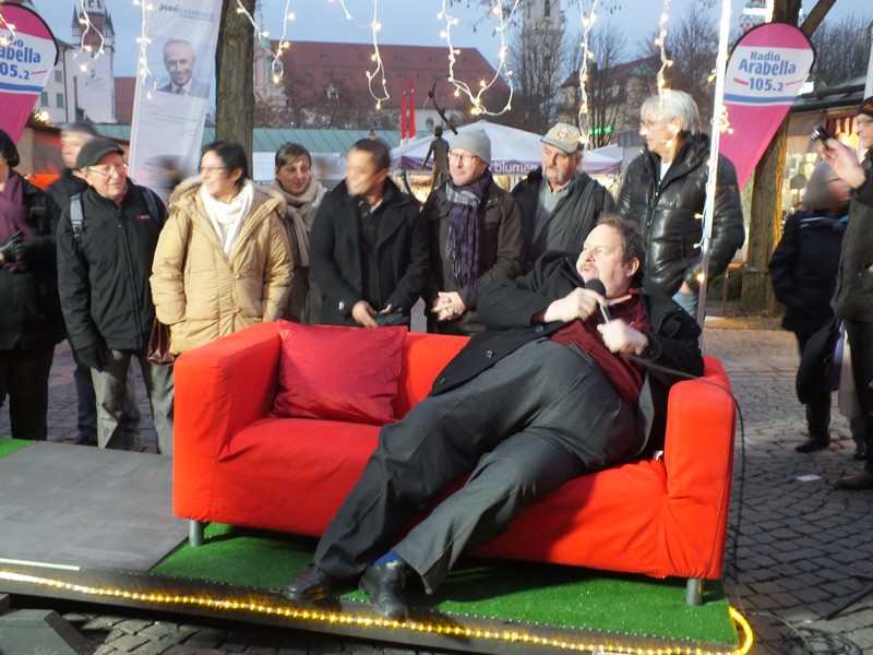 Ottmar Fischer nimmt schon mal Platz auf dem Roten Sofa www.muenchenfenster.de