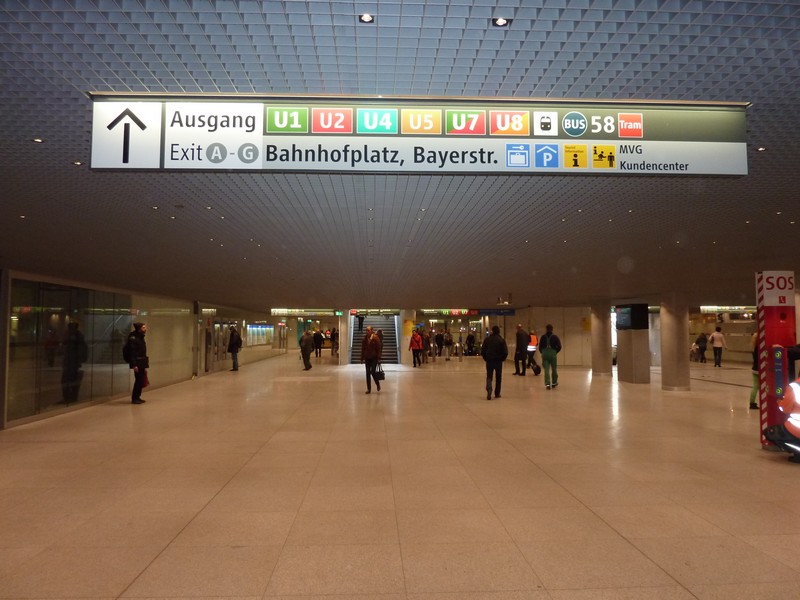 Hell und übersichtlich,das neue Zwischengeschoss am Bahnhof www.muenchenfenster.de