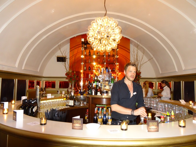 Die gemütliche Bar im LEVELS www.muenchenfenster.de