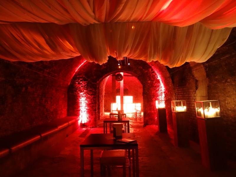 Der rustikale grosse Gwölbekeller im LEVELS www.muenchenfenster.de