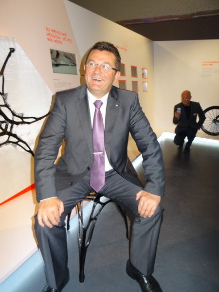 Angenehm und sicher sitzt es sich auf dem leichten stabilen Carnonstuhl www.muenchenfenster.de