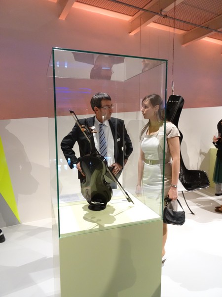 Die Carbongeige ist schon ein Anziehungspunkt www.muenchenfenster.de