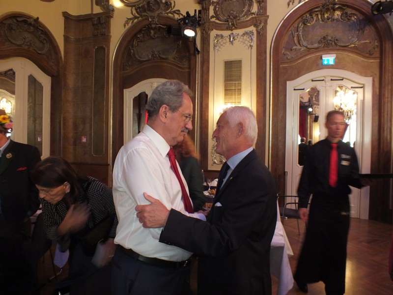 Christian Ude verabschiedet sich von seinen Gästen und Freunden www.muenchnerfenster.de