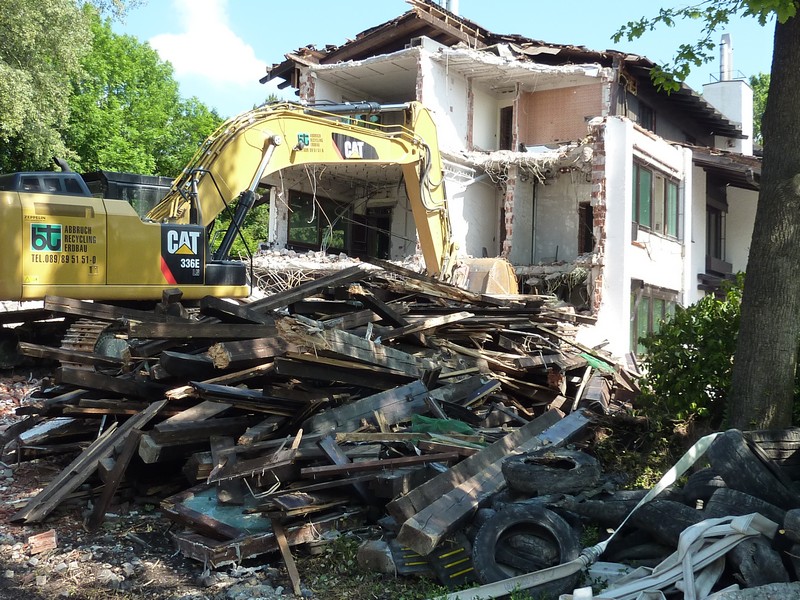 Mit schwerem Gerät wird hier die Flickvilla dem Erdboden gleich gemacht www.muenchenfenster.de