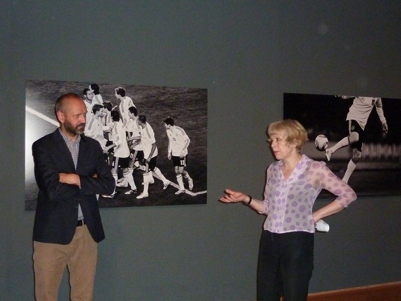 Die Künstlerin Regina Schmeken erläutert Michael Buhrs(Direktoer Villa Stuck) ihre Arbeiten und Erlebnisse www.muenchenfenster.de