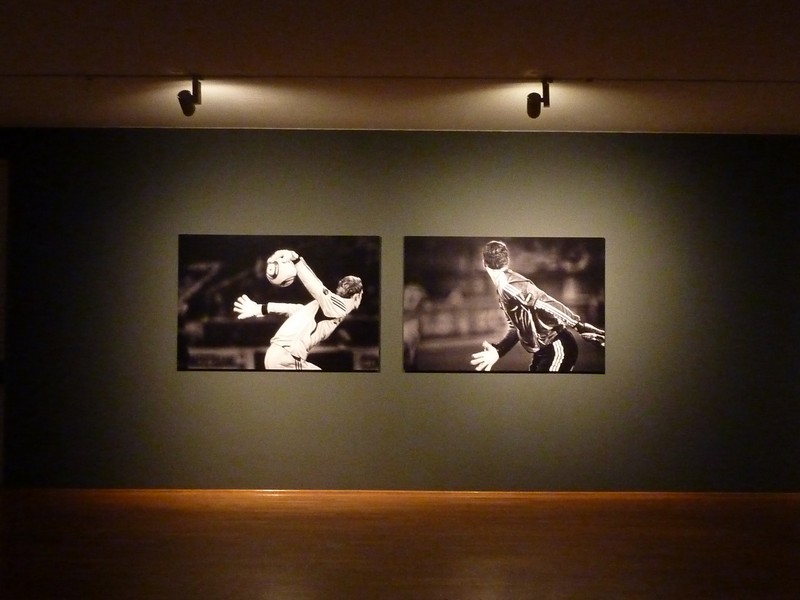 Hier steht der Spieler und der Ball im Focus www.muenchenfenster.de