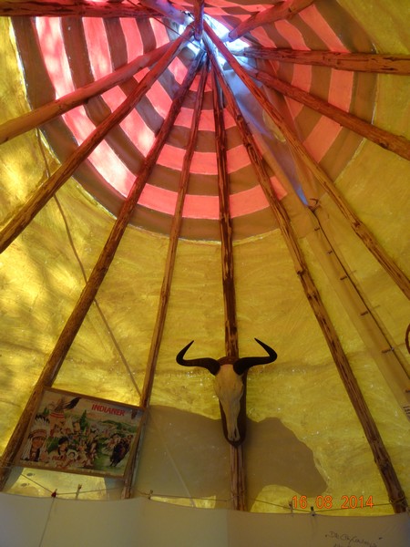 Die Höhe im Tipi beträgst so c.a 8m www.muenchenfenster.de