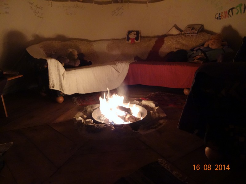 Im Tipi ist offenes Feuer ganz normal,denn im Winter ist ein Tipi auch bewohnbar www.muenchenfenster.de