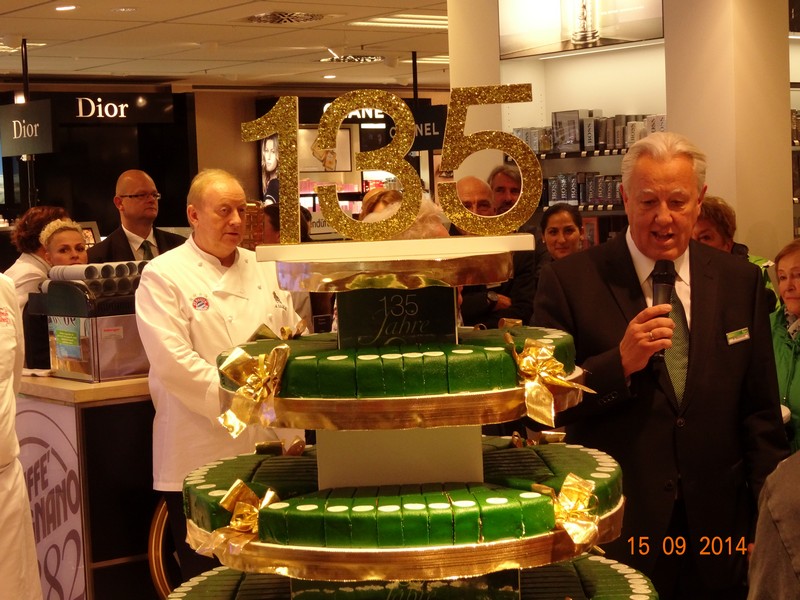 Links: Alfons Schubeck und Herr Reimund Baumheier ( Leiter Kaufhof Marienplatz) www.muenchenfenster.de