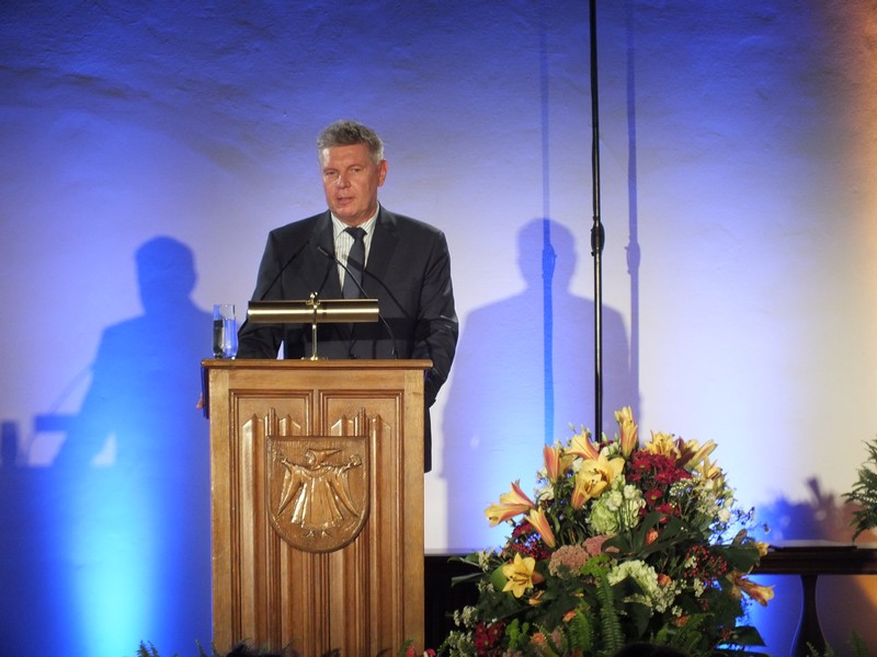 Der Münchner Oberbürgermeister Dieter Reiter hält voller Lobes die Laudatio wwww.münchnerfenster.de