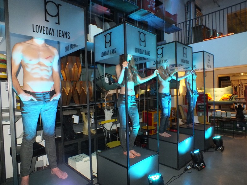 Im postmodernen Stil diese Showgirls www.muenchenfenster.de