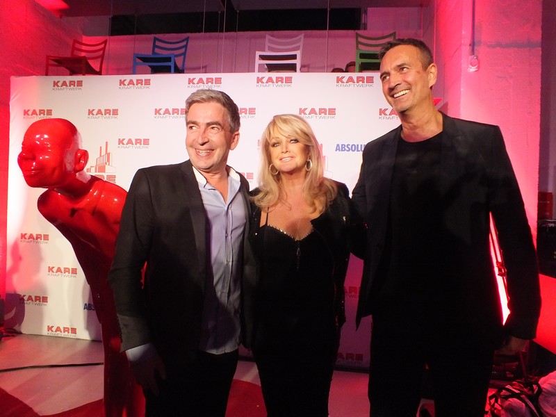 KARE- Inhaber und Geschäftsführer Peter Schönhofen und Jürgen Reiter mit Bony Tyler www.muenchenfenster.de