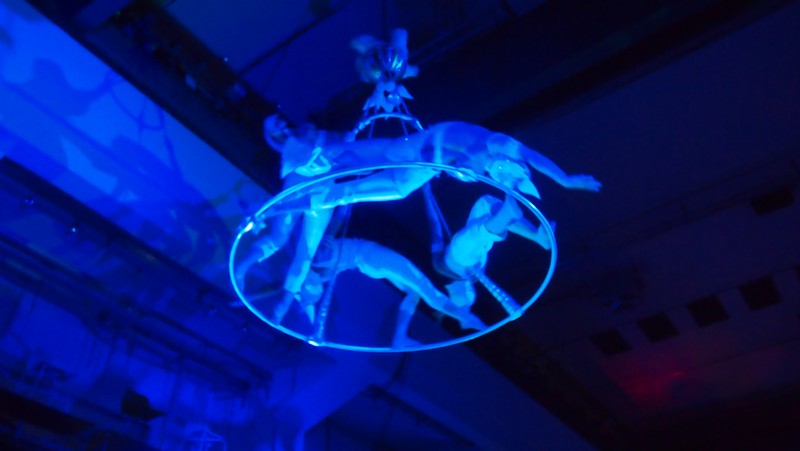 „Tanztheater der Lüfte“Tänzern in luftiger Höhe und schrillen Walking Acts im ganzen Haus. Ein Tape Artist zaubert Kunstwerke. www.muenchnerfenster.de