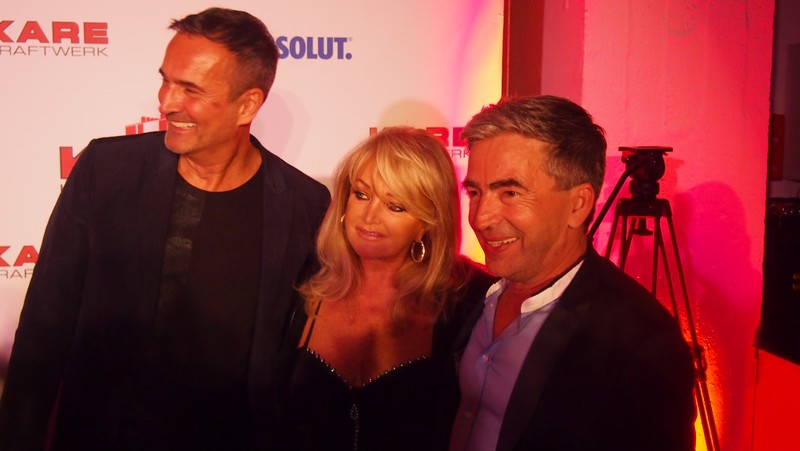 KARE- Inhaber und Geschäftsführer Peter Schönhofen und Jürgen Reiter mit Bonny Tyler www.muenchenfnster.de