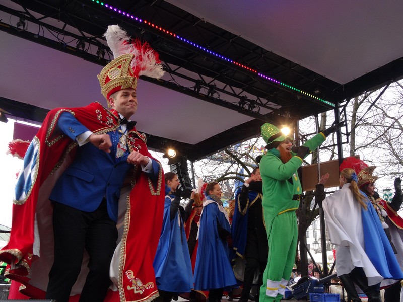 Winkend, wirbelnd und ein bisschen frivol,der Münchner Fasching 2015 www.munichpeople.com