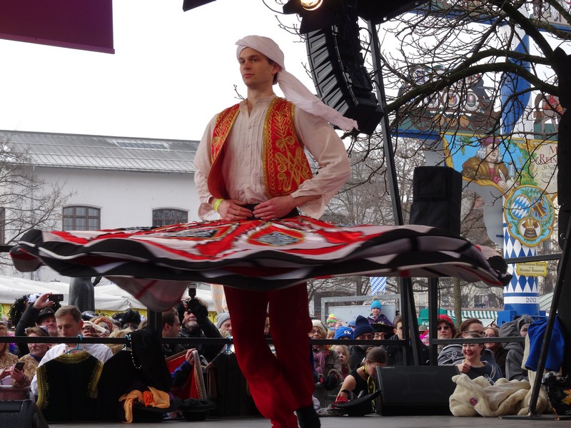 Winkend, wirbelnd und ein bisschen frivol,der Münchner Fasching 2015 www.muenchenfenster.de
